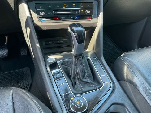 Used 2022 Volkswagen Tiguan SE w/ Panoramic Sunroof Package AWD/4WD image 12