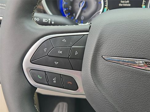 Used 2024 Chrysler Pacifica Limited FWD image 24
