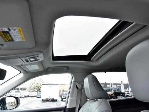 Used 2021 Toyota Highlander Limited image 12