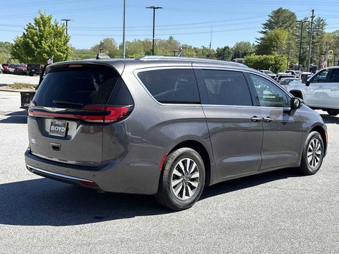 Used 2021 Chrysler Pacifica Touring-L FWD image 6