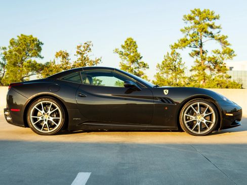 Used 2010 Ferrari California RWD image 16