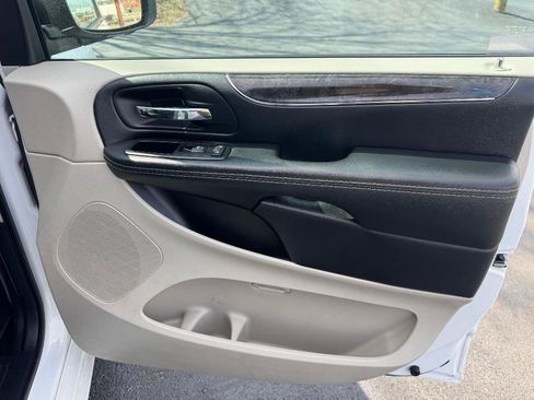 Used 2015 Chrysler Town & Country Touring image 25