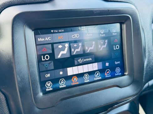 Used 2018 Jeep Renegade Latitude w/ Cold Weather Group image 24