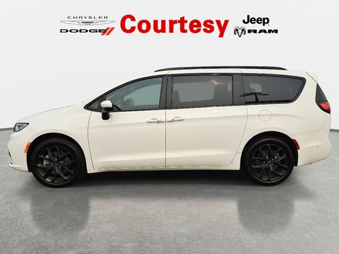 Certified 2023 Chrysler Pacifica Touring-L w/ Uconnect Theater Family Group AWD/4WD image 7