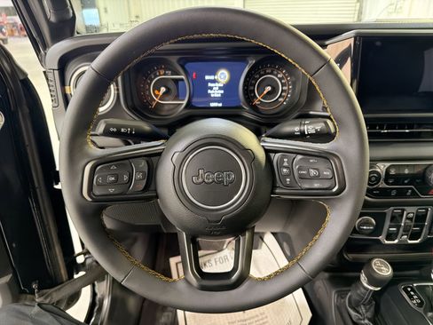 Used 2025 Jeep Gladiator Sport image 13