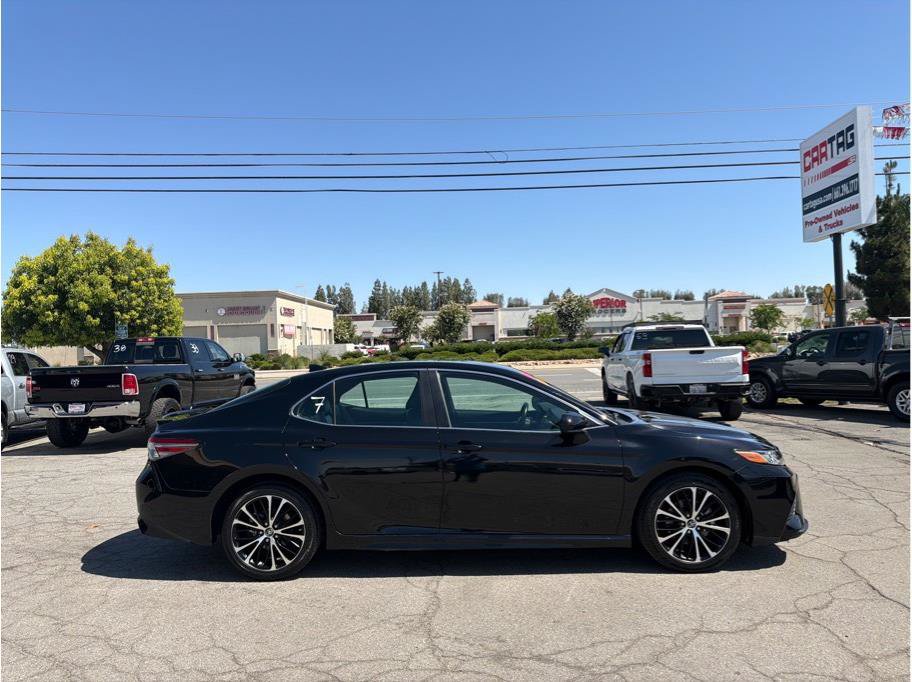 Used 2019 Toyota Camry SE w/ Carpet Mat Package FWD image 4