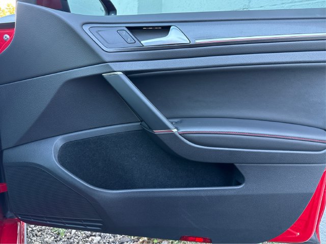 Used 2018 Volkswagen GTI SE FWD image 25