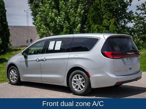 Used 2023 Chrysler Pacifica Touring-L FWD image 7