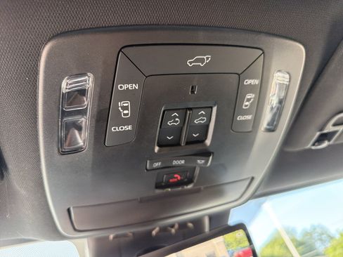 Used 2025 Toyota Sienna Platinum AWD/4WD image 11