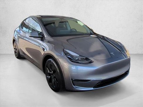 Used 2025 Tesla Model Y Long Range image 3