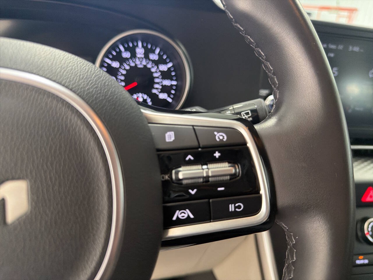 Used 2024 Kia Carnival LX FWD image 14