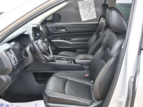 Used 2023 Nissan Pathfinder SL w/ Black Appearance Package image 17