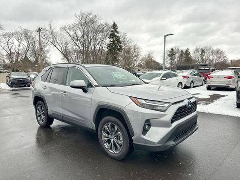 Used 2022 Toyota RAV4 XLE Premium image 15