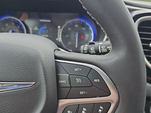 Used 2023 Chrysler Pacifica Touring-L FWD image 28