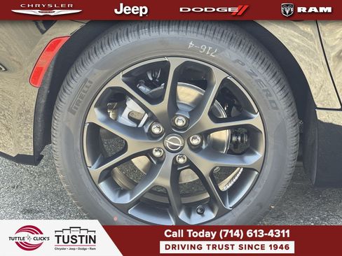 New 2026 Chrysler Pacifica Limited w/ Uconnect Theater Family Group FWD image 11