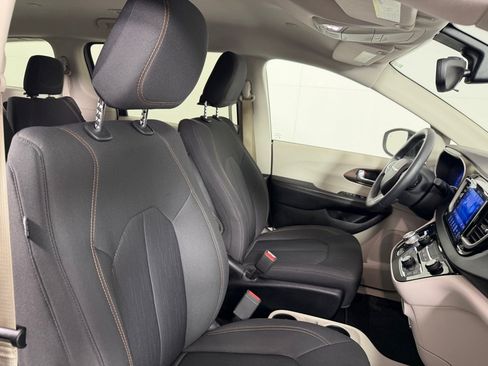 Used 2017 Chrysler Pacifica Touring FWD image 23