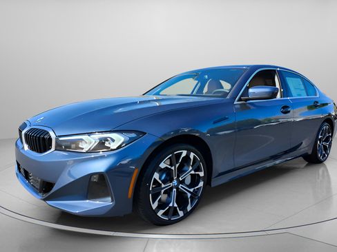 New 2026 BMW 330i Sedan w/ Convenience Package RWD image 2