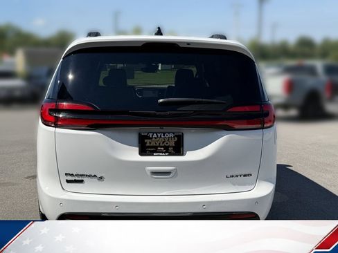 Used 2025 Chrysler Pacifica Limited FWD image 3