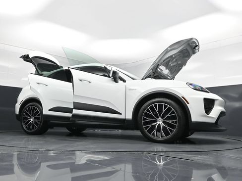 New 2026 Porsche Macan 4 Electric AWD/4WD image 32