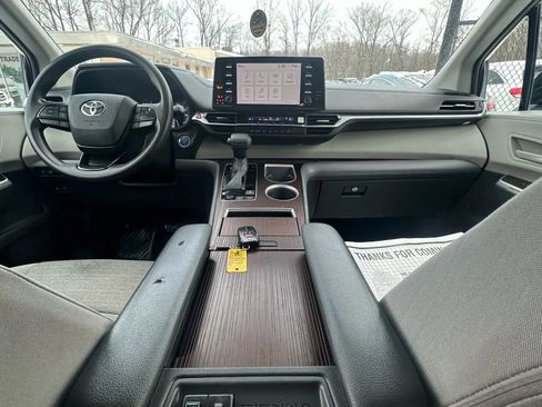 Used 2022 Toyota Sienna LE image 26