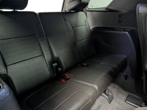 Used 2023 Chevrolet Traverse LT w/ LT Premium Package AWD/4WD image 17