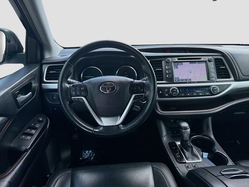 Used 2019 Toyota Highlander XLE image 21