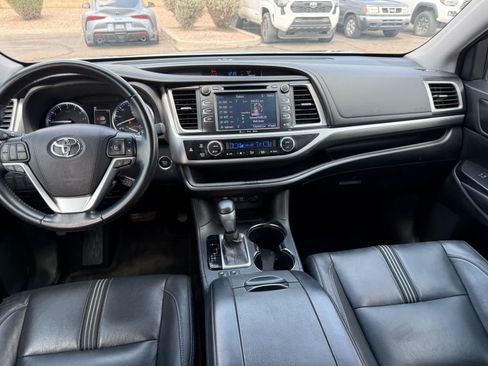 Used 2018 Toyota Highlander SE FWD image 12