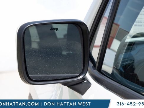 Used 2017 Jeep Renegade Latitude w/ Cold Weather Group AWD/4WD image 28