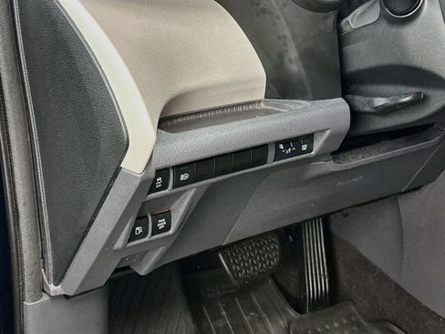 Used 2021 Toyota Sienna XLE AWD/4WD image 17