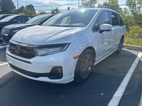 Used 2025 Honda Odyssey Touring image 3