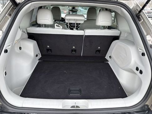 Used 2020 Jeep Cherokee Limited image 24