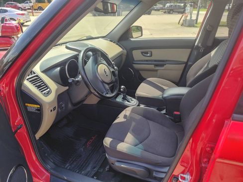 Used 2013 Kia Soul ! FWD image 5