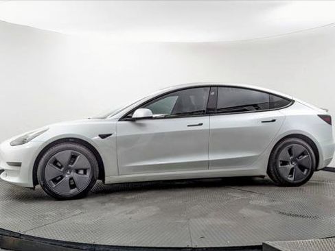 Used 2023 Tesla Model 3 Standard Range image 3