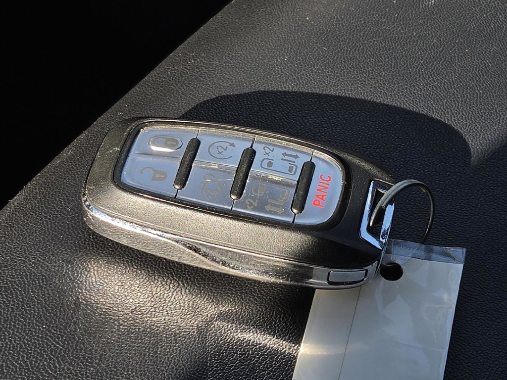 Used 2025 Chrysler Pacifica Select FWD image 48