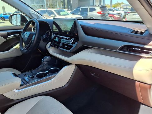 Used 2020 Toyota Highlander Limited image 19