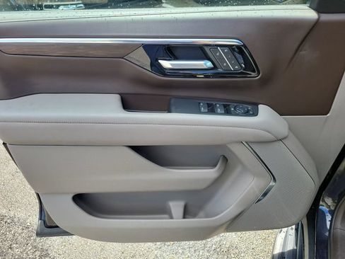 Used 2025 Chevrolet Suburban LT AWD/4WD image 18