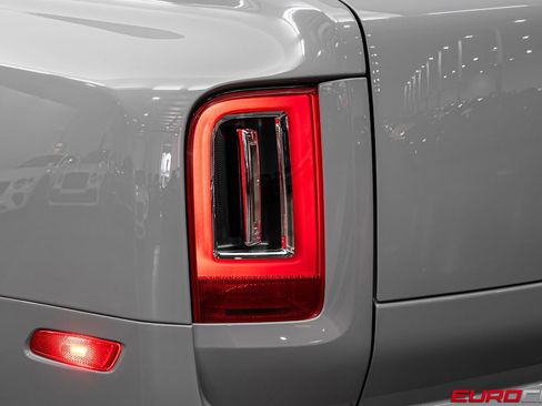 Used 2023 Rolls-Royce Cullinan Black Badge w/ Dark Exterior Package image 19