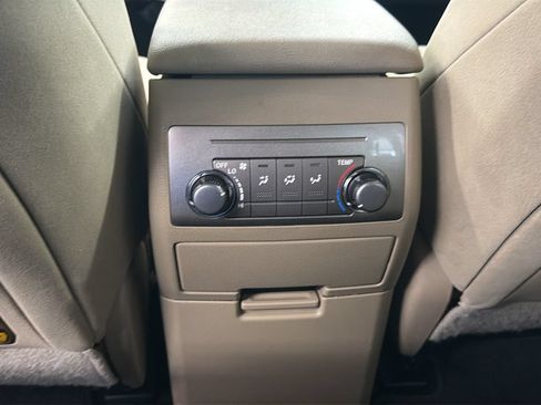 Used 2012 Toyota Highlander FWD w/ Tech Pkg image 19