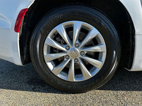 Used 2018 Chrysler Pacifica Touring-L image 18