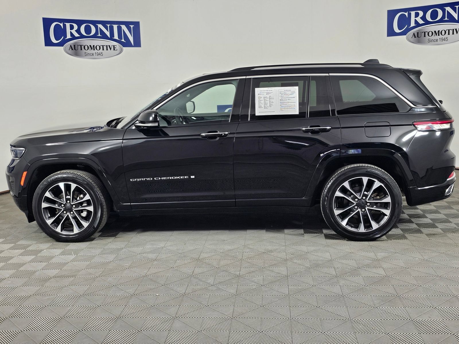 Used 2023 Jeep Grand Cherokee Overland w/ Luxury Tech Group IV AWD/4WD image 41