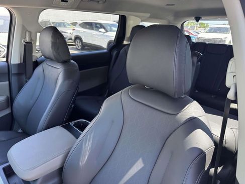 Certified 2026 Kia Carnival FWD image 17