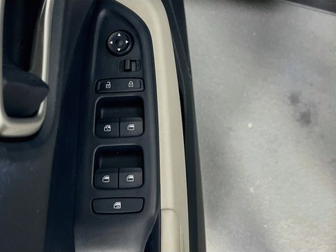 Used 2023 Hyundai Venue Limited image 18