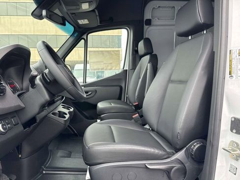Used 2025 Mercedes-Benz Sprinter 2500 image 8