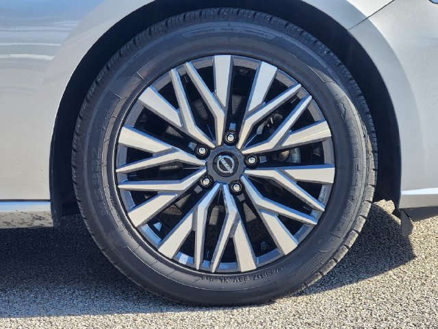 Used 2025 Nissan Altima 2.5 SV FWD image 11