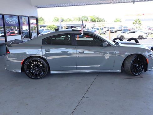 Used 2017 Dodge Charger R/T image 4