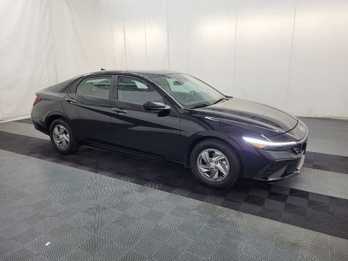 Used 2024 Hyundai Elantra SE FWD image 11