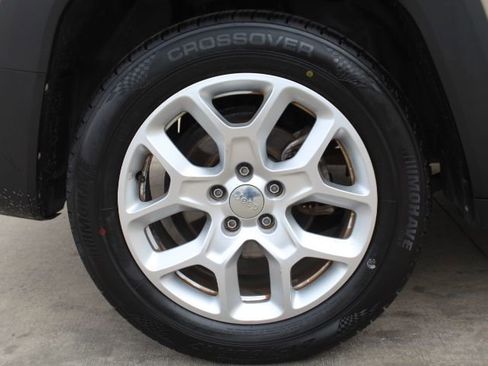 Used 2015 Jeep Renegade Latitude image 9