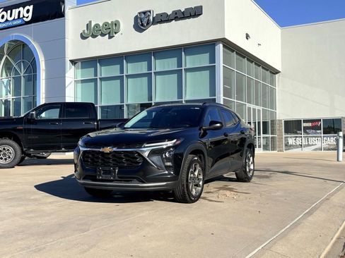 Used 2024 Chevrolet Trax LT w/ LT Convenience Package image 2