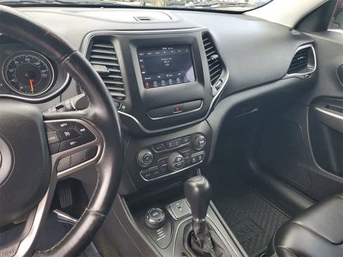 Used 2019 Jeep Cherokee Latitude Plus w/ Comfort/Convenience Group image 31