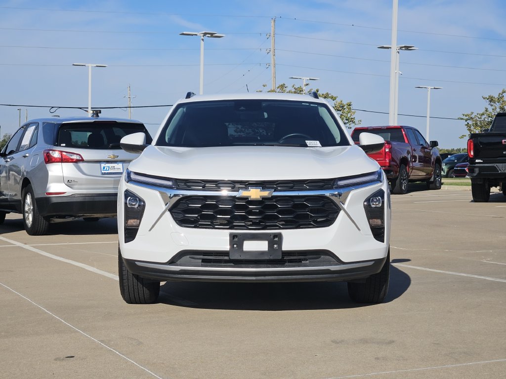 Used 2025 Chevrolet Trax LT w/ LT Convenience Package FWD image 2